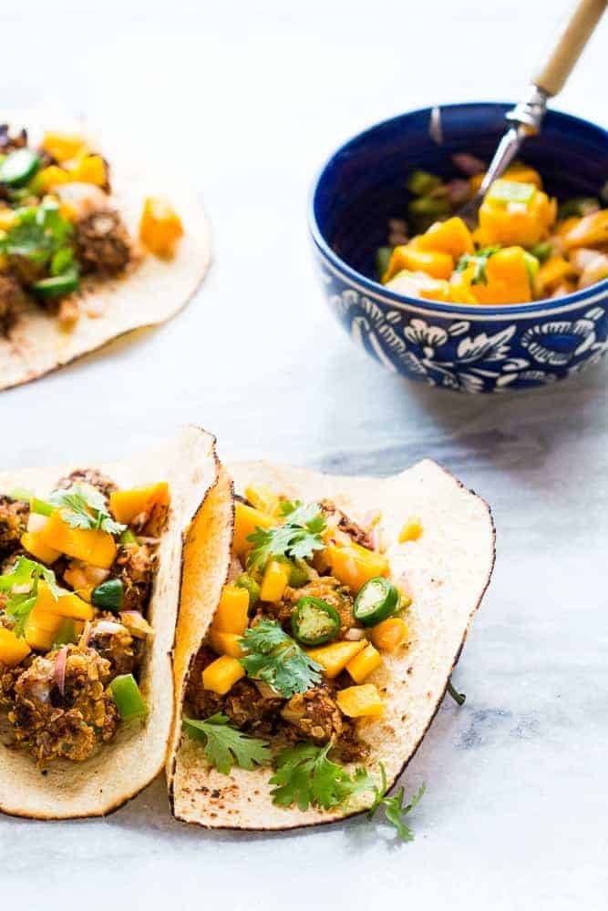 This recipe for super easy, healthy oats crusted fish tacos takes ONLY 15 mins from start to finish. Use cod, tilapia, red snapper or any other white fish. Instead of the usual cabbage slaw, I topped these with cilantro mango salsa for extra zing! Perfect for your next dinner/barbecue this summer! 