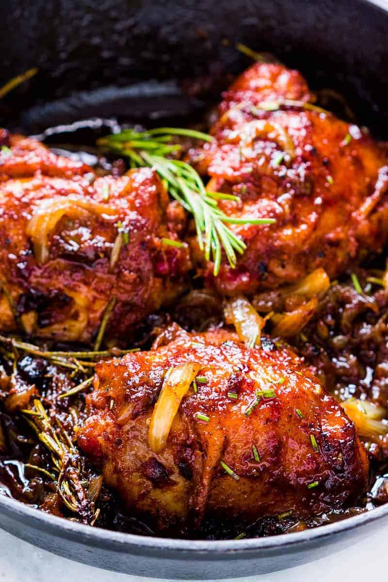 Insanely delicious recipe for 5 ingredient, gluten free caramelized onion and rosemary chicken which takes 30 minutes and only one pan, so no cleanup required! 