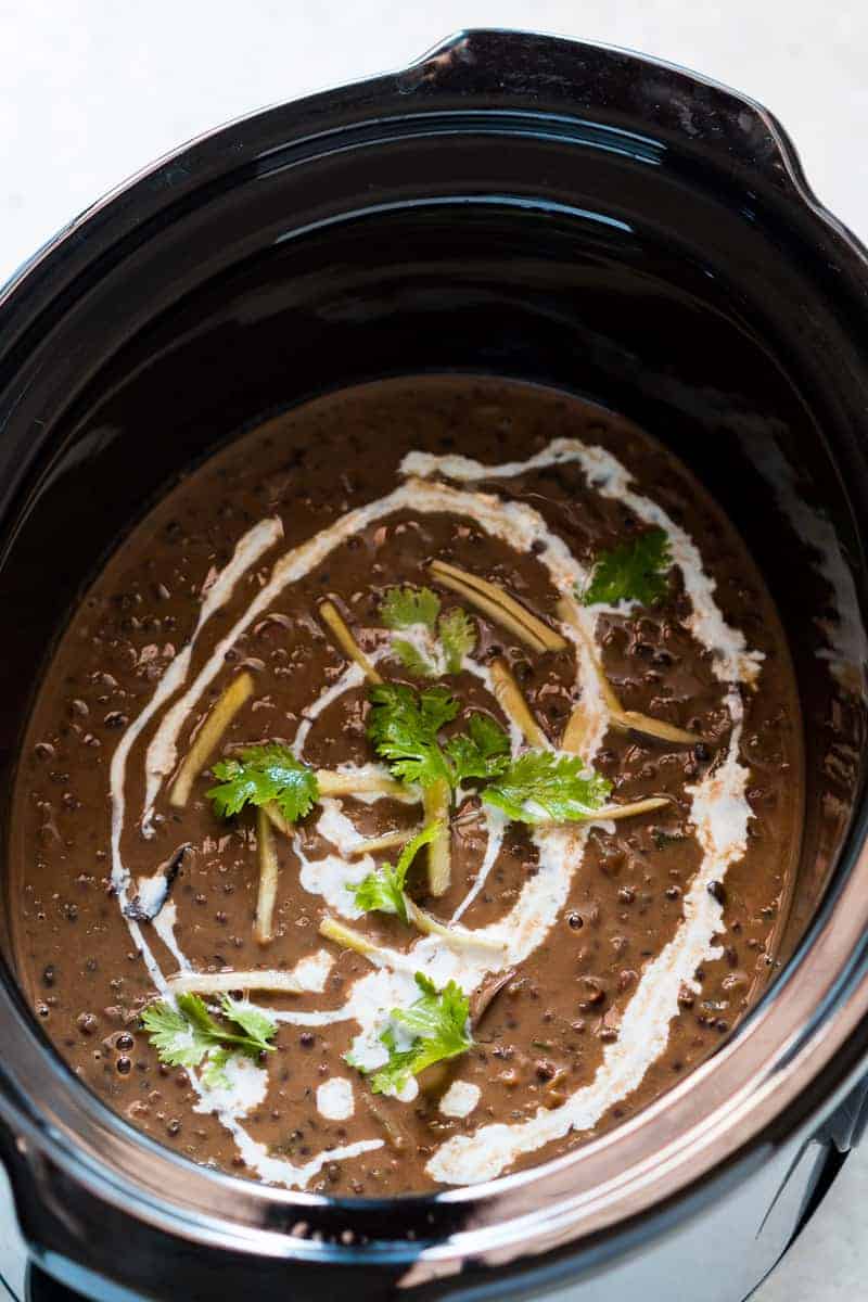 Easy, Slow Cooker dal makhani Rezept, über Nacht in einem Crockpot gekocht und schmeckt wie Restaurants und Dhabas. Dieser schwarze Dal ist perfekt mit Reis und Tandoori Rotis!