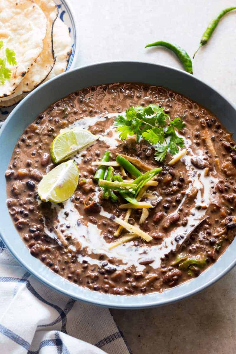 rețetă ușoară, lentă de gătit Dal makhani, gătită peste noapte într-un crockpot și are gust la fel ca restaurantele și dhabele. Acest dal negru este perfect cu orez și tandoori rotis!