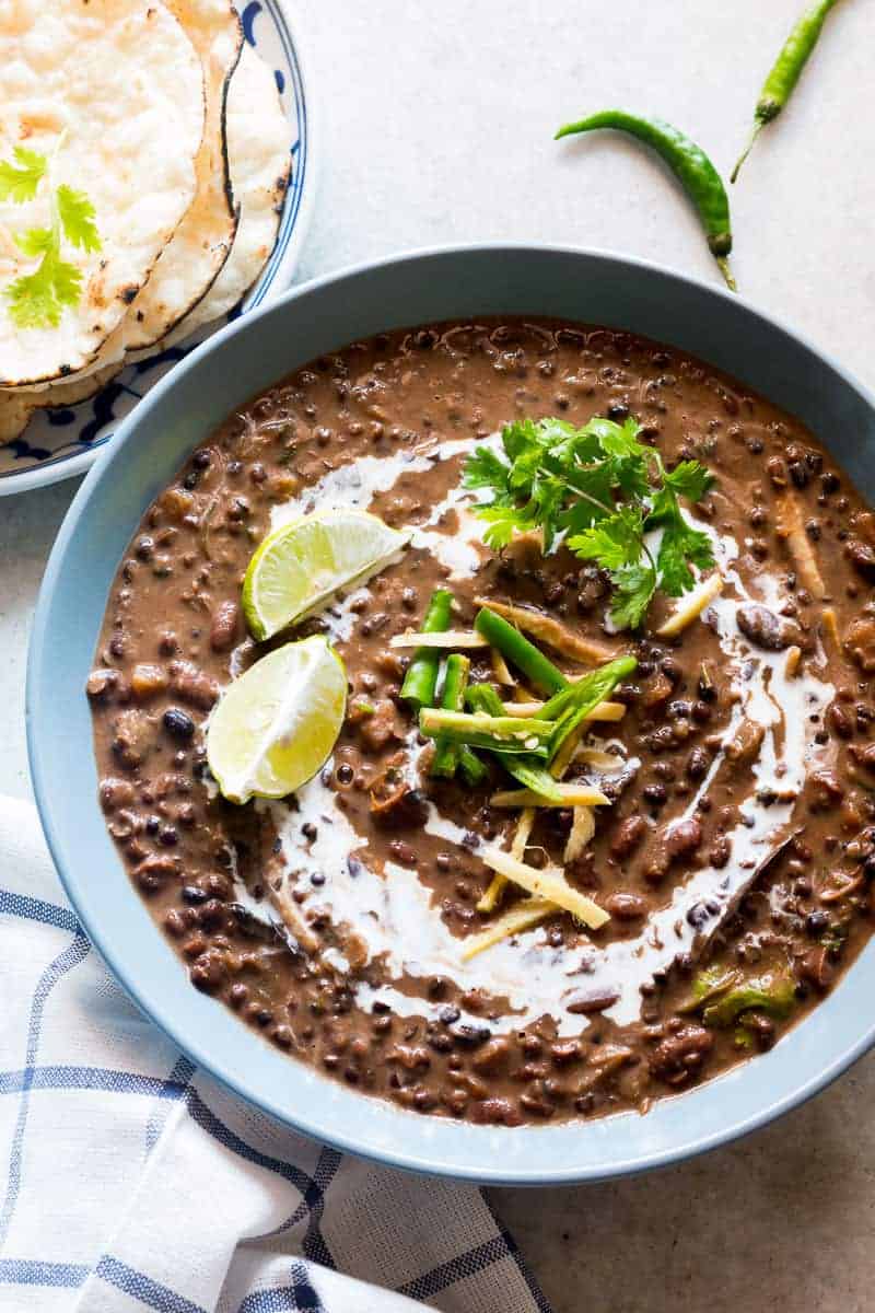 Recette facile de dal makhani à la mijoteuse, cuite pendant la nuit dans une mijoteuse et au goût de restaurants et de dhabas. Ce dal noir est parfait avec du riz et des rotis tandoori!