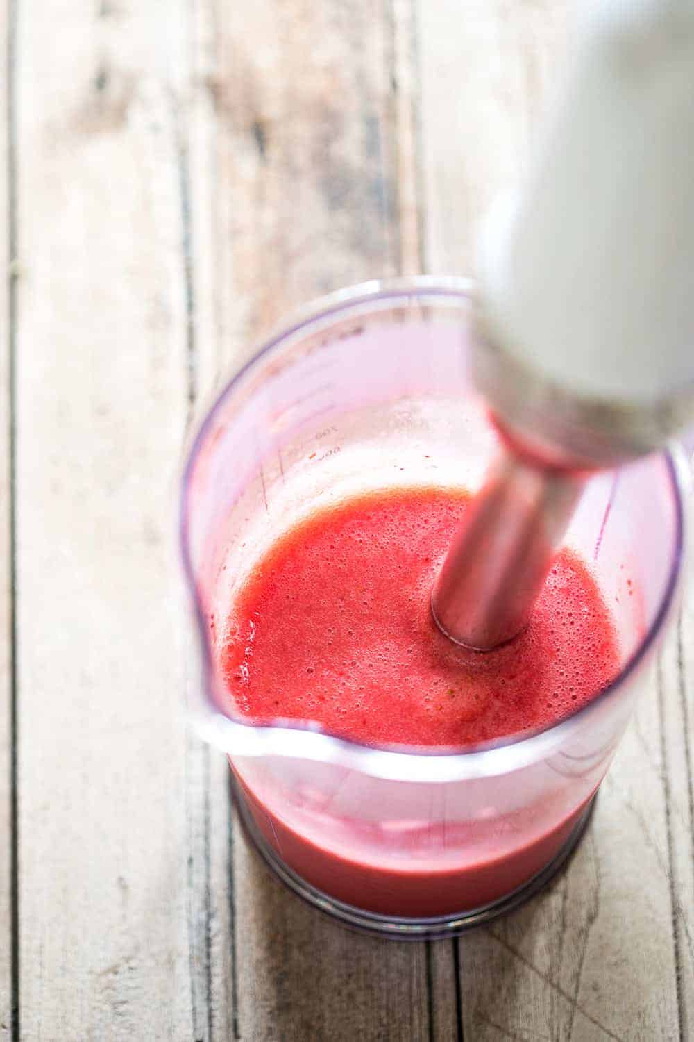 Simple, healthy strawberry banana coconut smoothie made with fresh fruits for a great start to your day! This breakfast smoothie is vegan, whole30 and paleo.