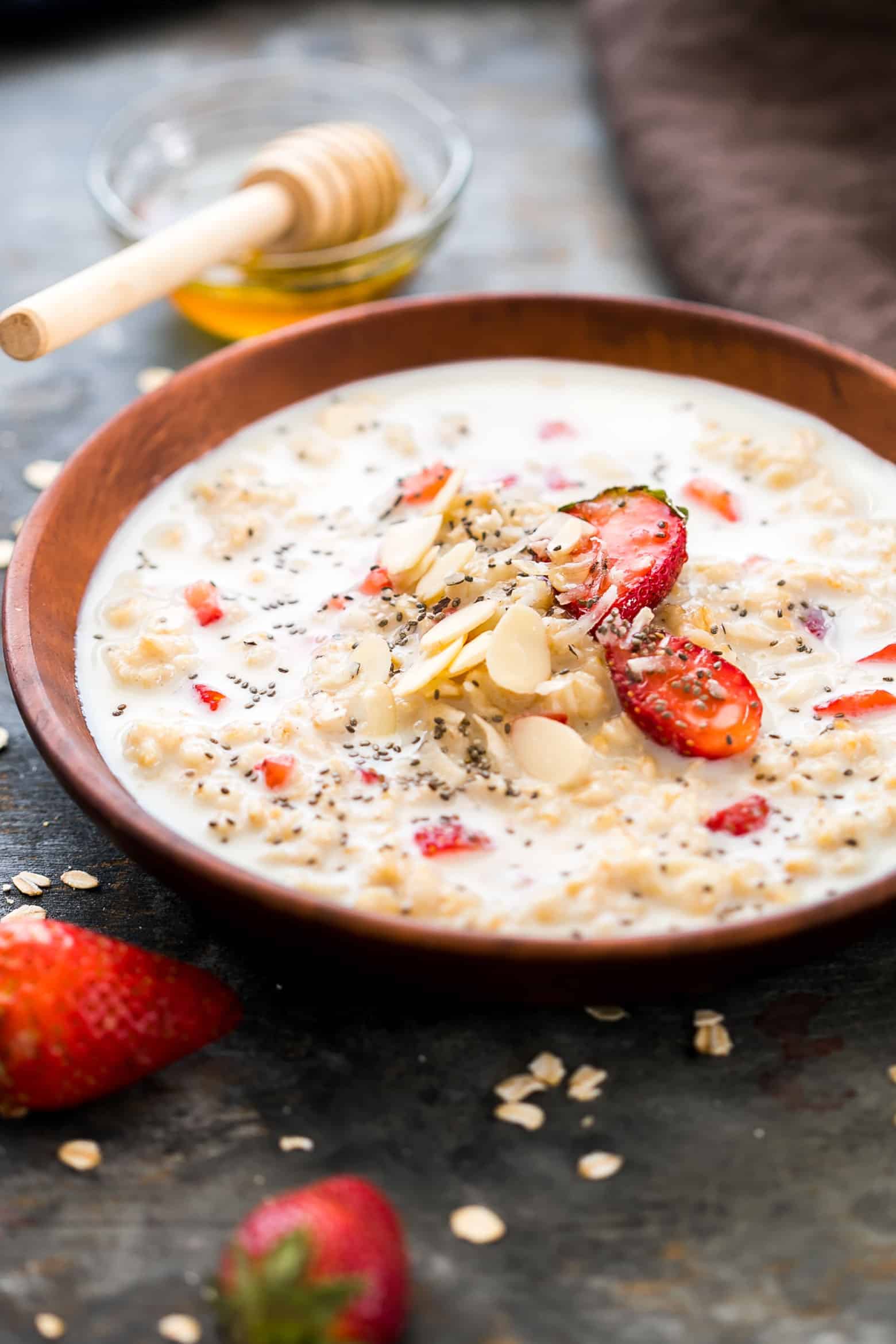 Healthy strawberries and cream breakfast oatmeal that is insanely delicious and tastes like your favourite cake, frosting and cupcake - all rolled into one! YUM!