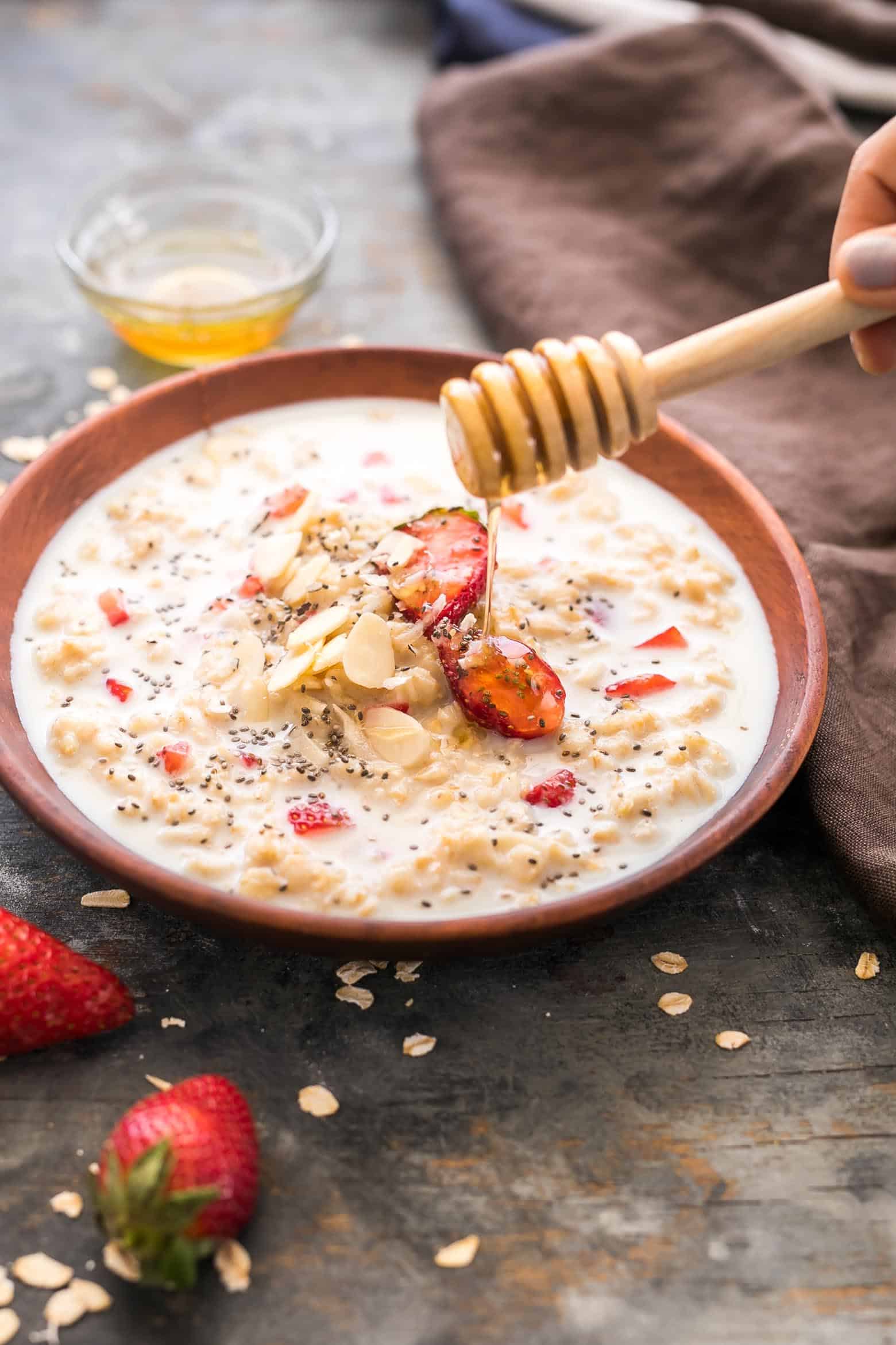 Healthy strawberries and cream breakfast oatmeal that is insanely delicious and tastes like your favourite cake, frosting and cupcake - all rolled into one! YUM!