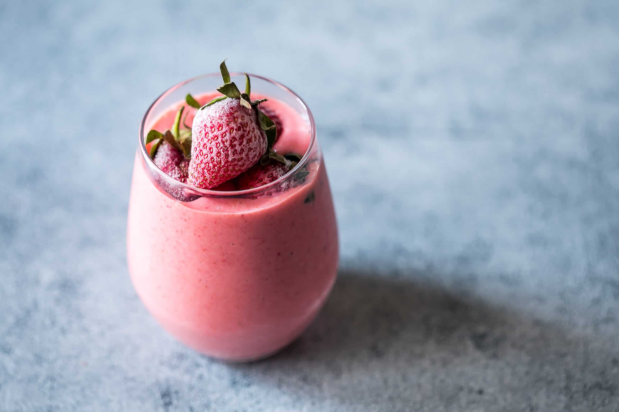 Frozen strawberry greek yogurt smoothie is thick, creamy and utterly delicious! This strawberry smoothie with yogurt is protein and nutrient rich.