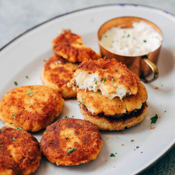 Leftover Mashed Potato Ham Cakes are the best way to use up extra mashed potatoes for a delicious, cheesy appetiser that everyone will go crazy for! These are like cutlets or cheesy pancakes and taste amazing served with sour cream.