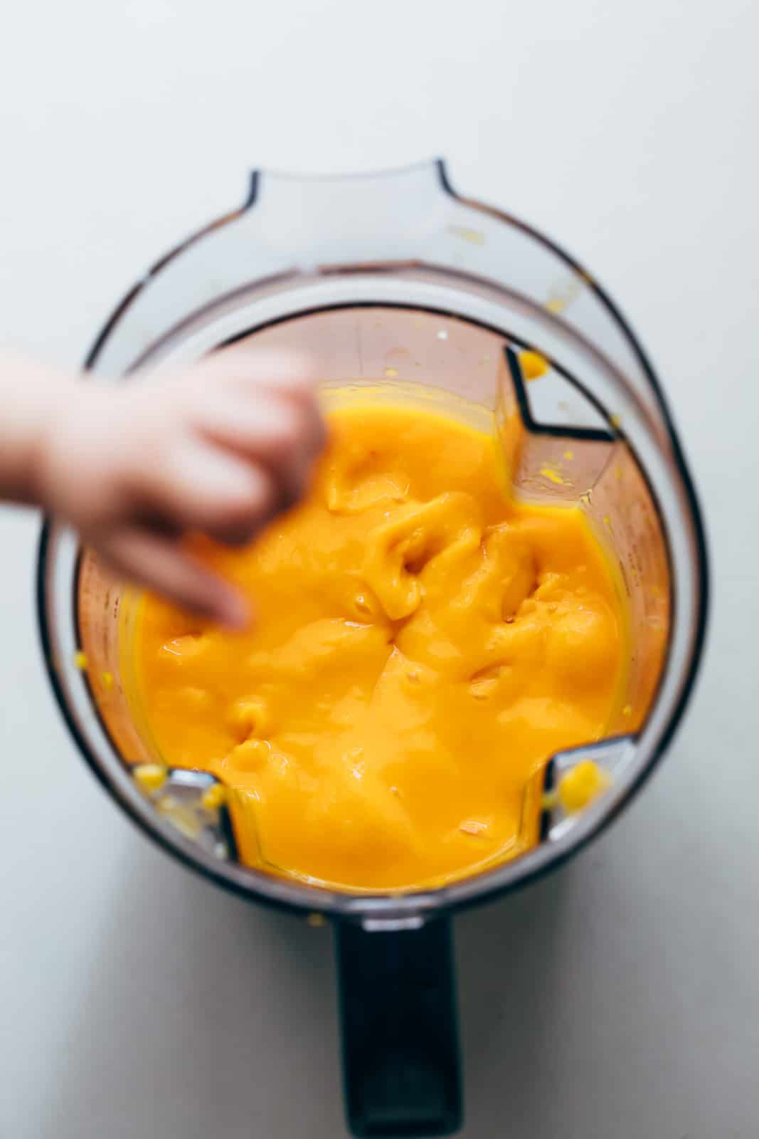 Mango puree in the blender