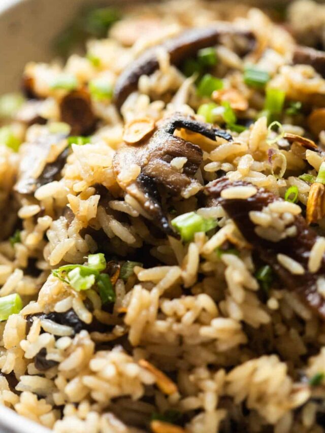 This Burnt Garlic Mushroom Fried Rice will blow your mind! 🤯🤯