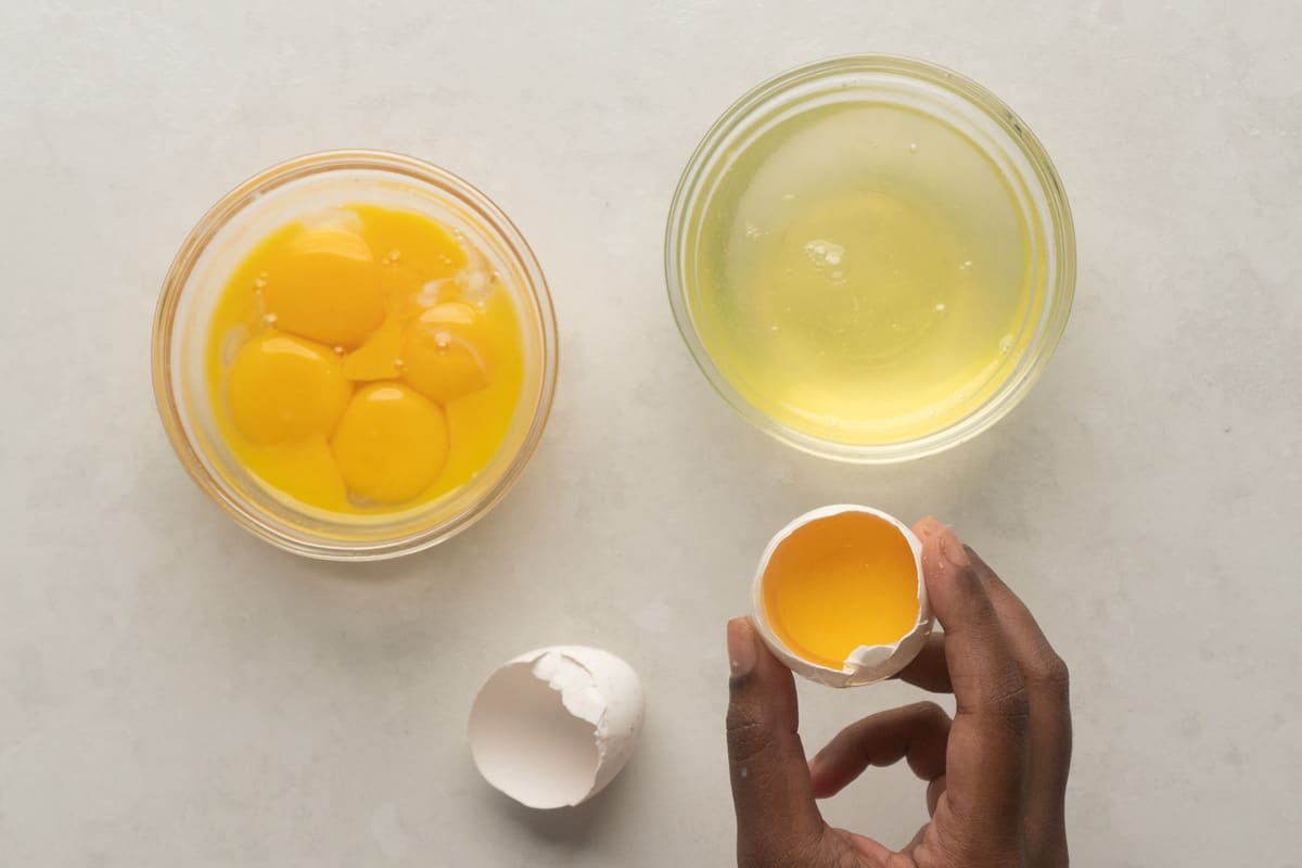 Picture showing how to separate yolks from white