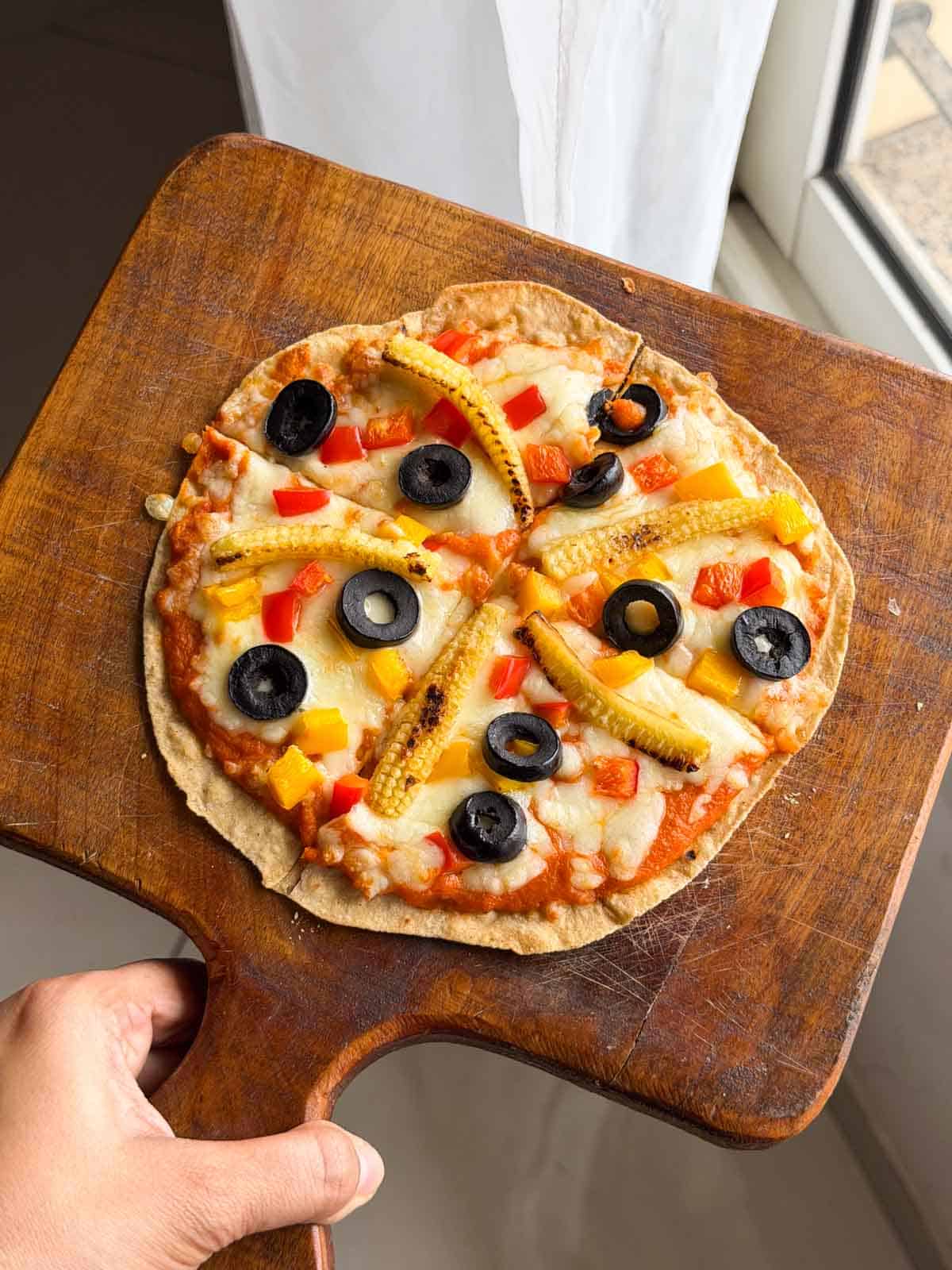 air fryer roti pizza ready to be served