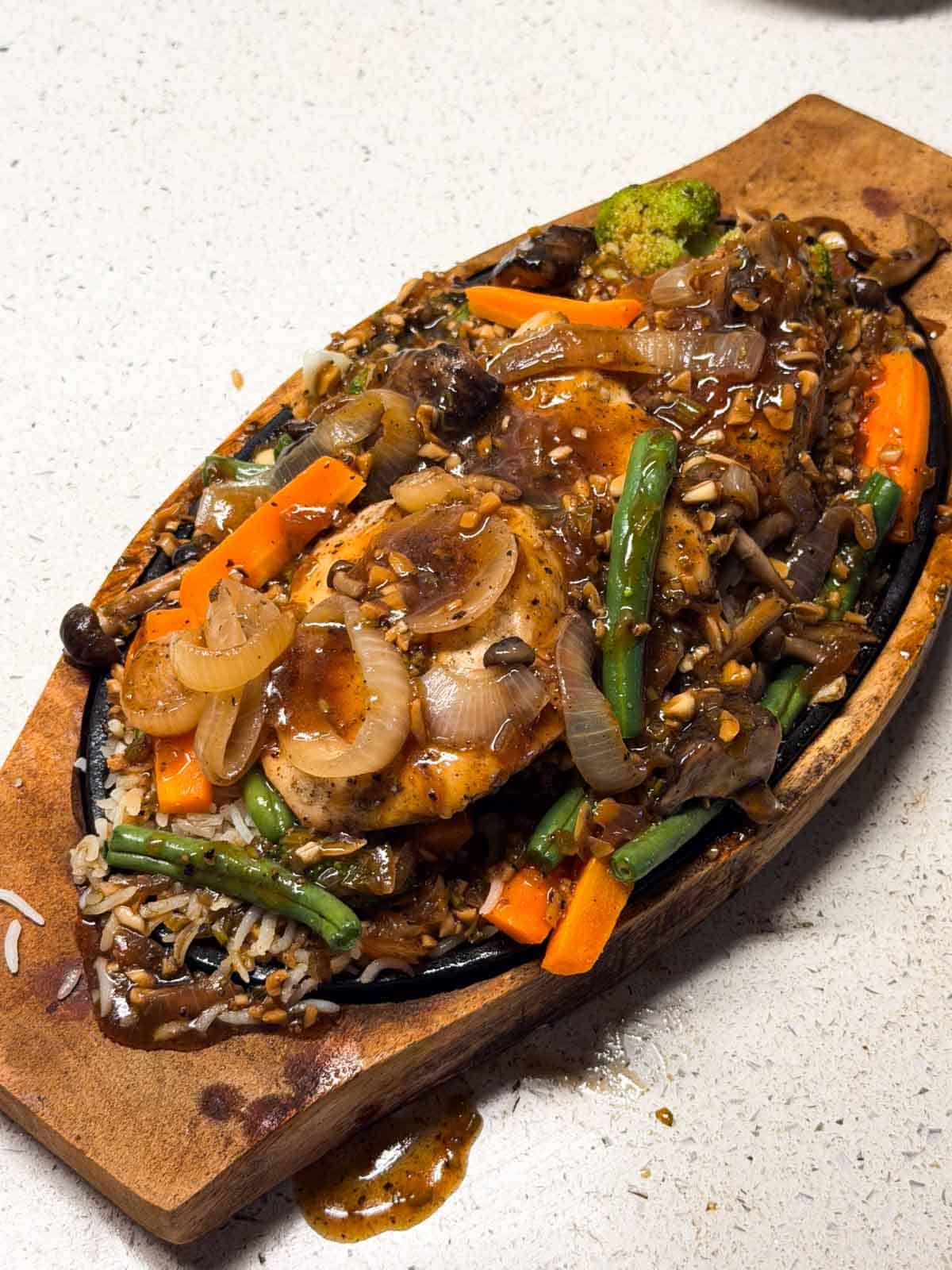 chicken sizzler served n a sizzling tray ready to eat