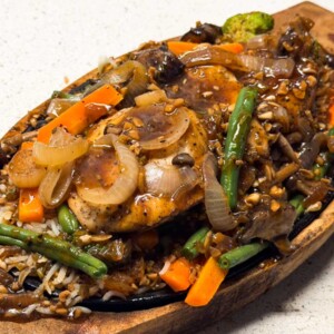 chicken sizzler served n a sizzling tray ready to eat