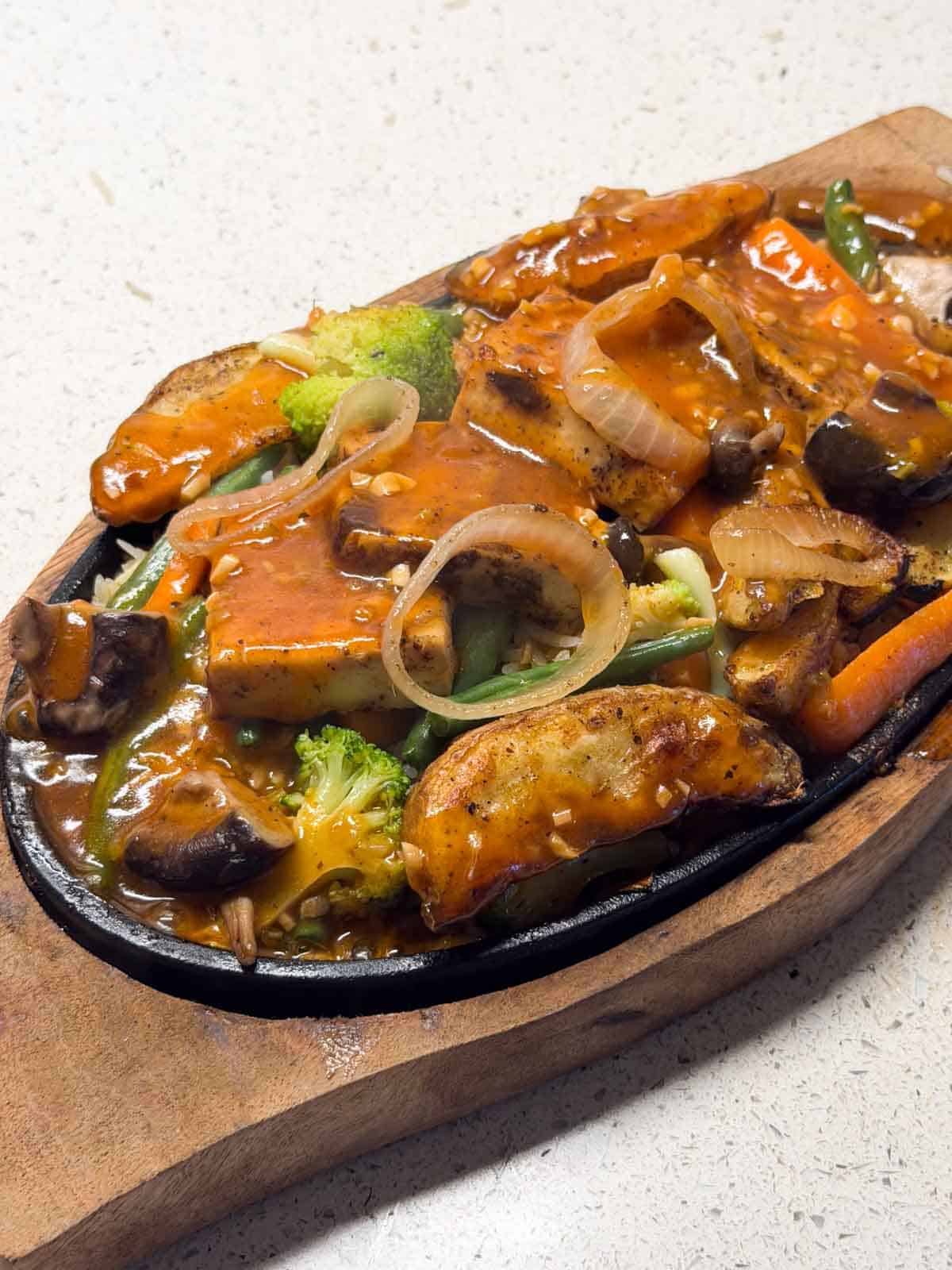 paneer sizzler assembled and ready to be served