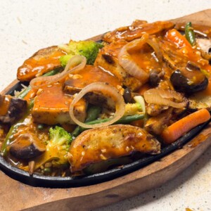paneer sizzler assembled and ready to be served